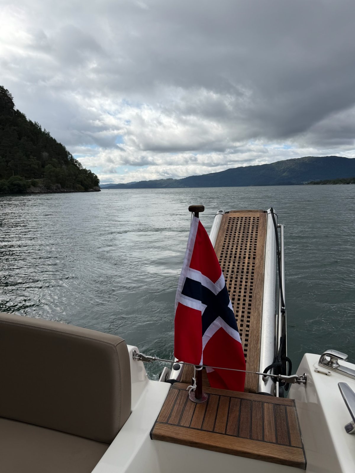 Glacier-green water astern